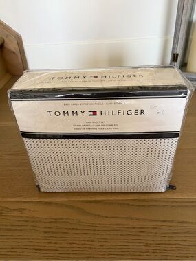 Tommy Hilfiger King Sheet Set - White with Grey Dot Pattern